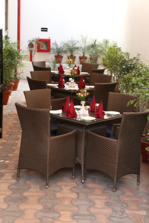 Comfort Inn Sapphire - A Inde Hotel Jaipur Exteriör bild