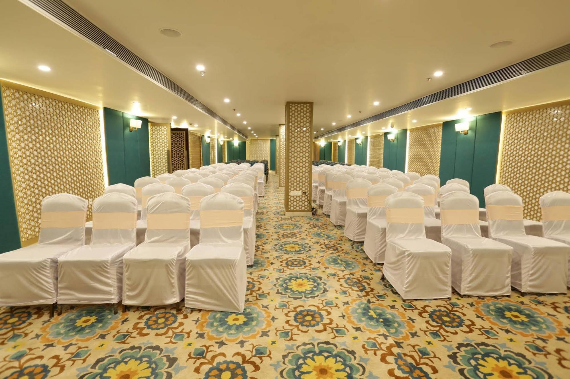 Comfort Inn Sapphire - A Inde Hotel Jaipur Exteriör bild