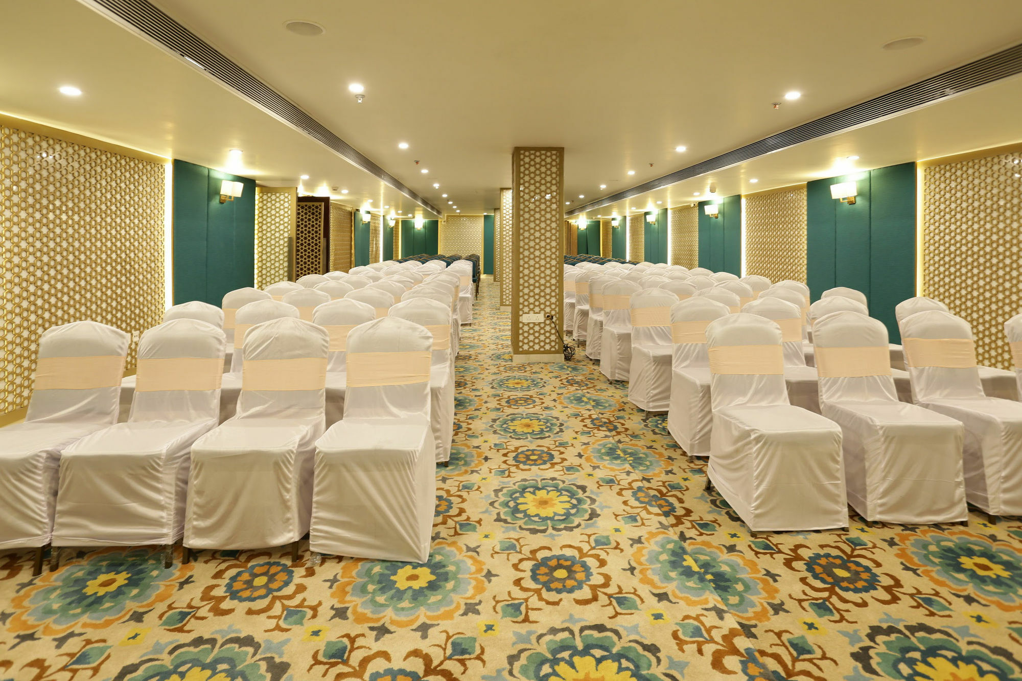 Comfort Inn Sapphire - A Inde Hotel Jaipur Exteriör bild